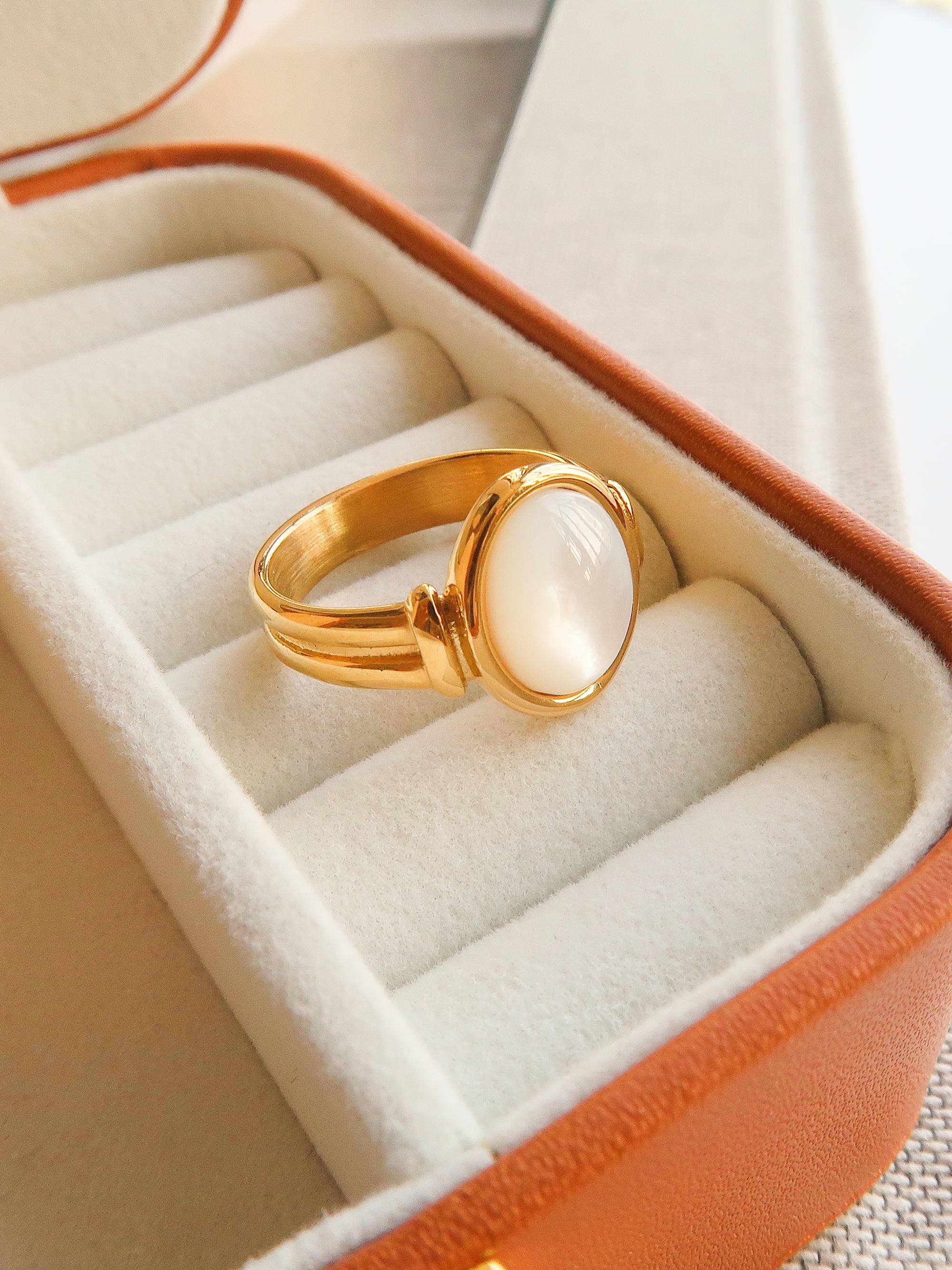 Classic Shell Stone Ring