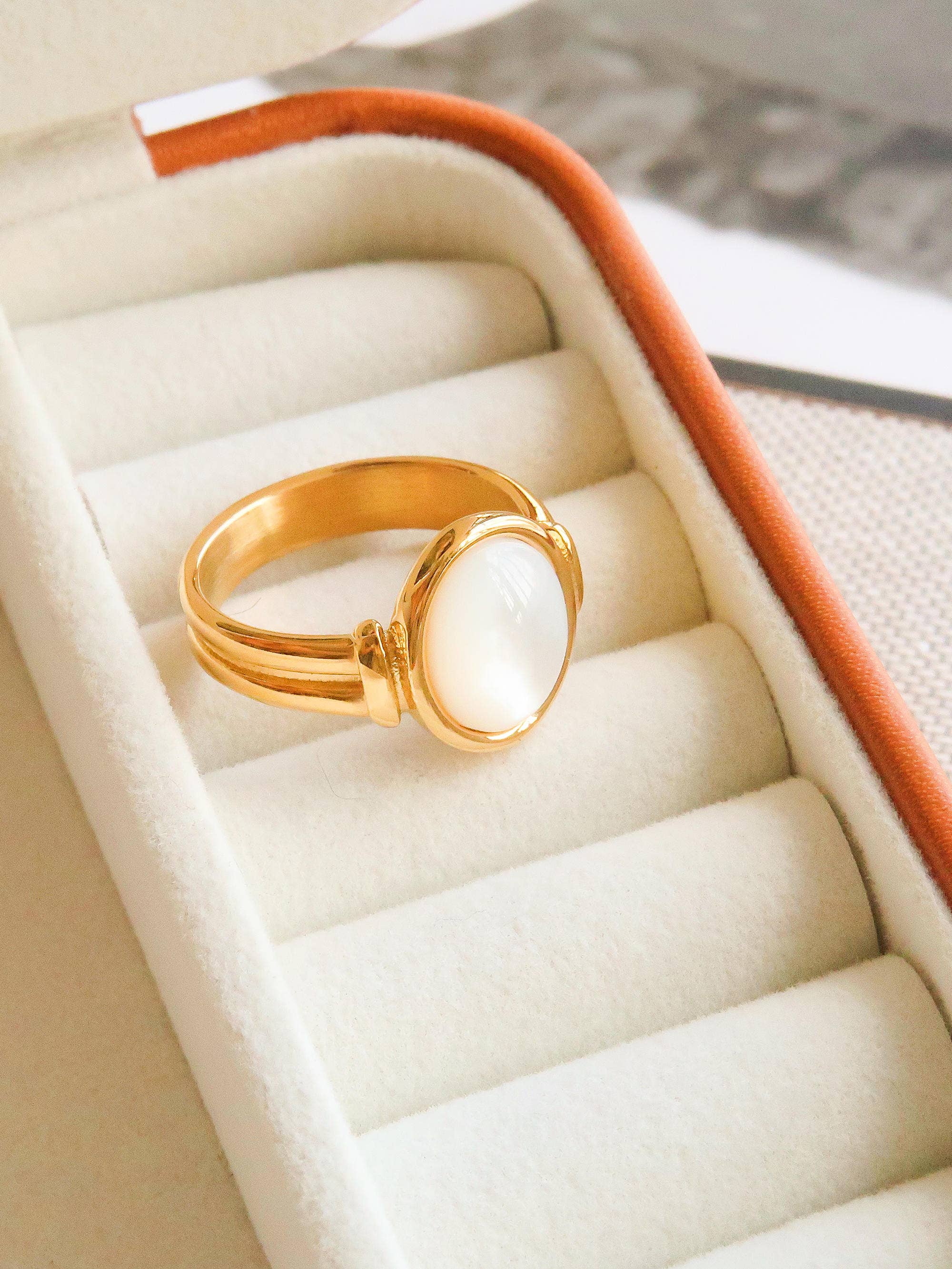 Classic Shell Stone Ring